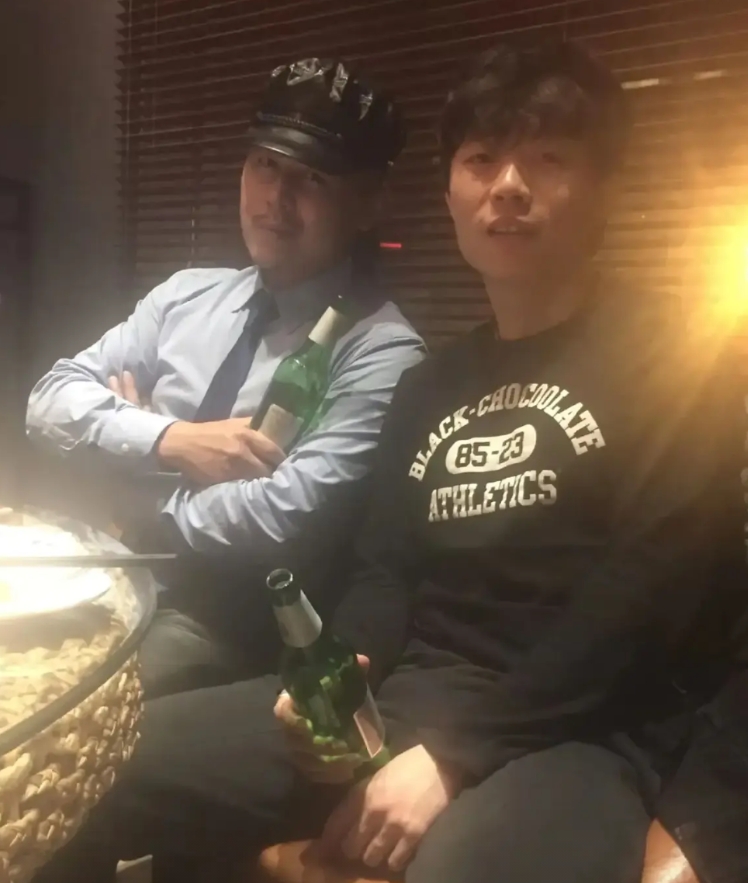 主持人大冰的人际关系圈一览。

1、好友：赵雷
赵雷还未大红之前，大冰就曾在多个
