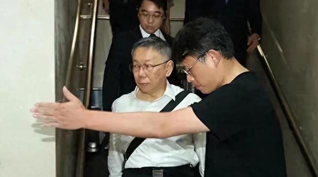 柯文哲辞去民众党主席一职的辞职信内容曝光，柯文哲在辞职信中并未提及要黄国昌接任民