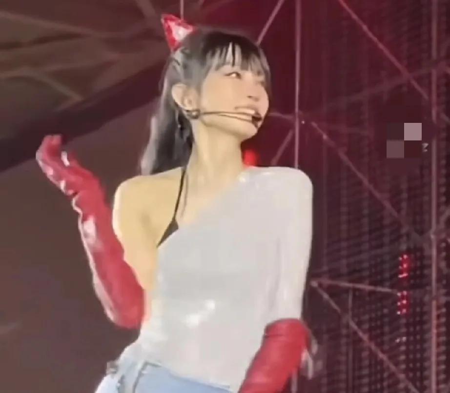 51岁歌手谢金燕，因在舞台上活力四射的表演，既近乎于20来岁的颜值和皮肤状态，引