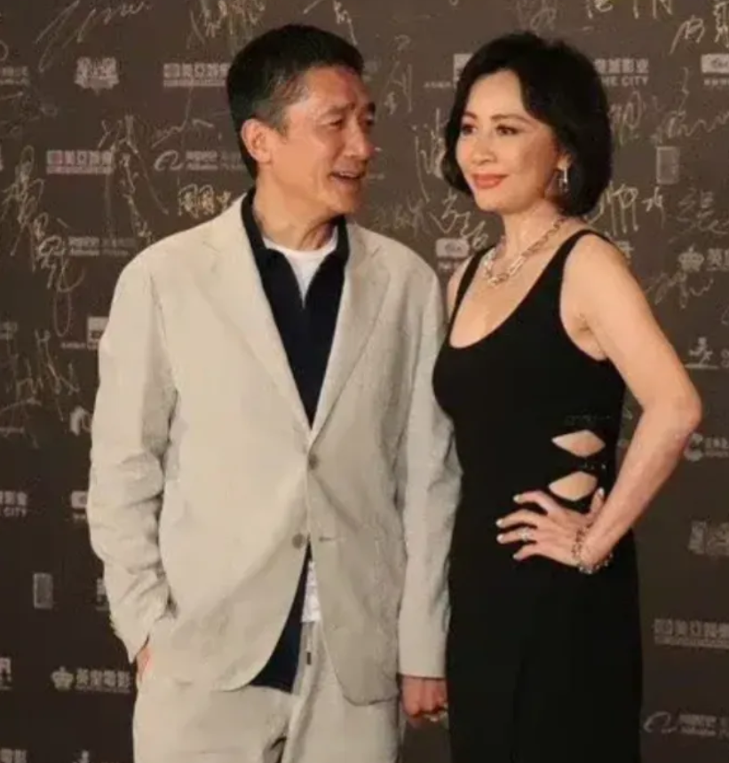 真羡慕刘嘉玲，找了一个这么好的老公，不管走到哪里，满眼都是刘嘉玲，总是含情脉脉的