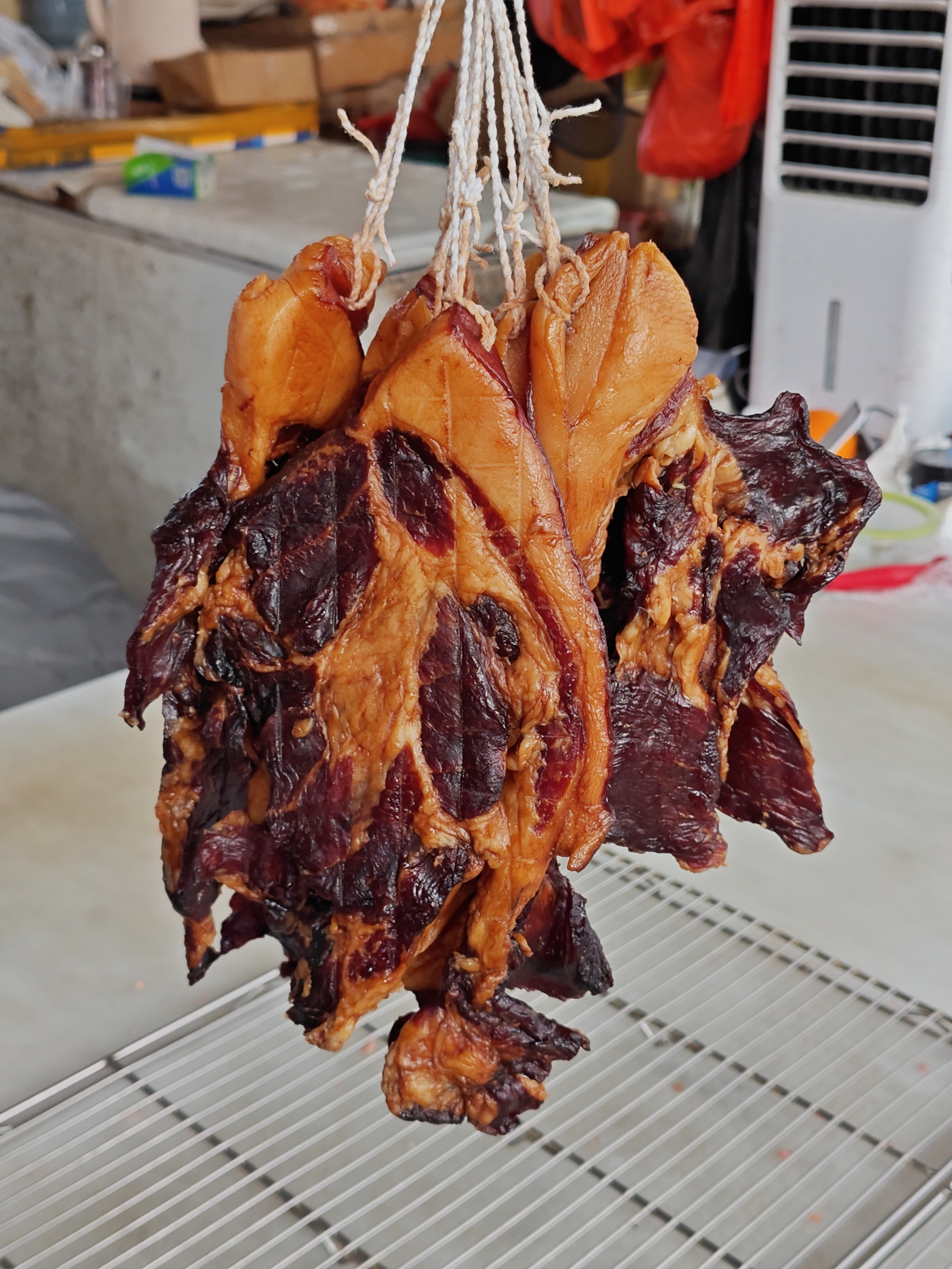 猪肉档的自制腊味，最近天气寒冷晴朗干燥，成品很美：1、梅头肉。2、五花肉,3、腊