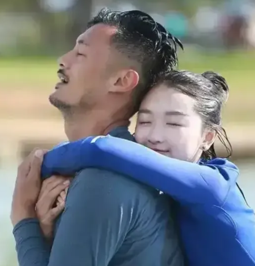 2016年，周冬雨在参加真人秀节目时，和余文乐谈起了恋爱，结束时，周冬雨撒娇地对