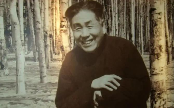 1938年5月，腹中怀着萧军孩子的萧红，在武汉和端木蕻良举行了婚礼。然而在新婚夜
