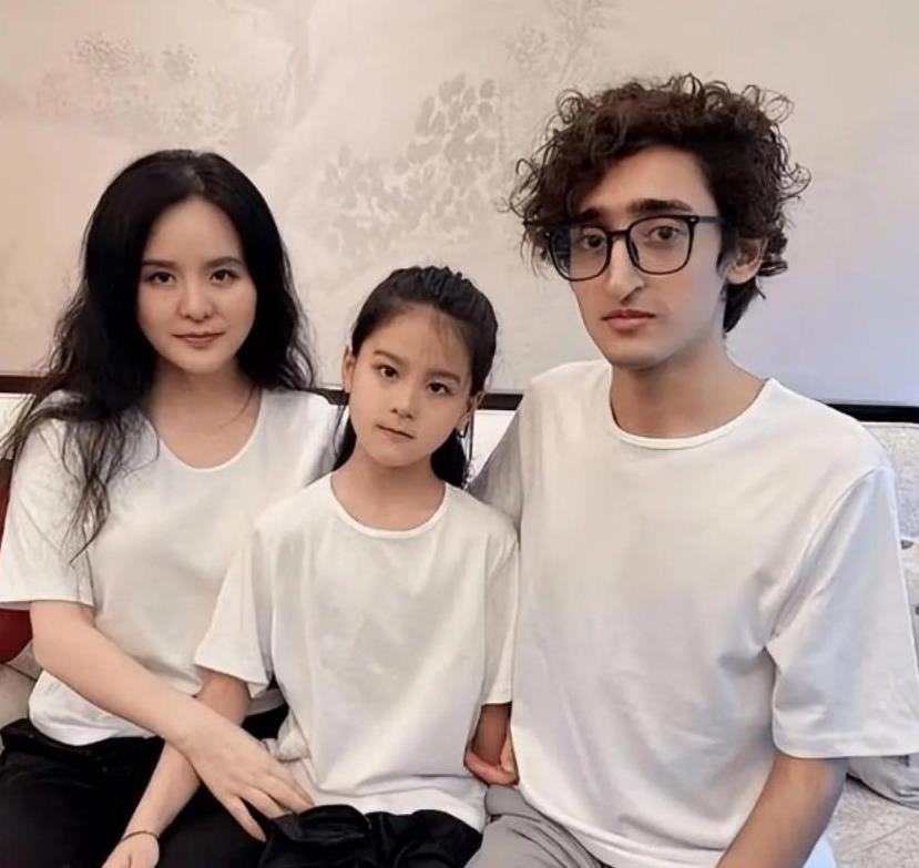 2018年，一位迪拜富少在湖南留学期间，爱上了一位单身母亲，当他父亲得知这段恋情
