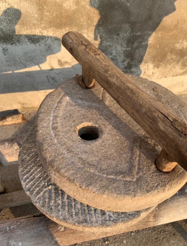 寻找儿时的记忆，奶奶说这个老石磨比我的年纪都大？你们相信吗？