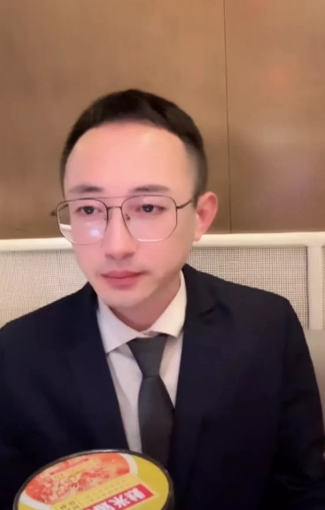麻六记故意的吧！
在哪里找的这么像汪小菲的主播
大家都问他是不是汪大菲，笑死了！