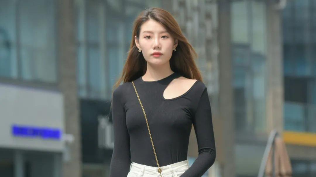 街拍美女：极具现代感与舒适感的穿搭