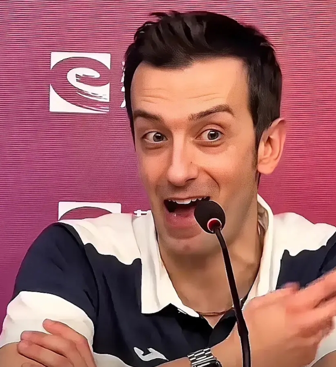 看完世俱杯，我发现科内主帅桑塔雷利是个“人精”！

1、特别会戴高帽子
来到中国