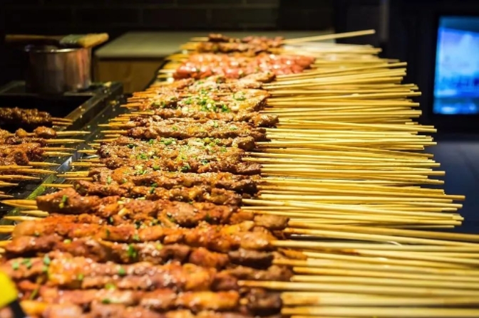 天气温和，晚风轻柔的假日傍晚，谁不想坐在路边喝着扎啤撸个串呢？先别流口水！先来排