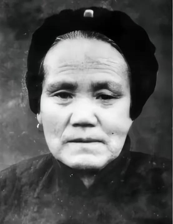 1944年，一个寡母的4个儿子都在战场上牺牲了。她把一团棉花塞进最后一个儿子嘴里