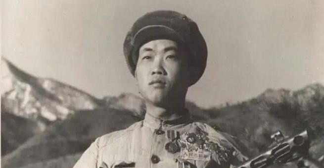 1951年，志愿军新兵张典文私自朝美军阵地开了一炮，连长大怒，说他违反军纪，团长