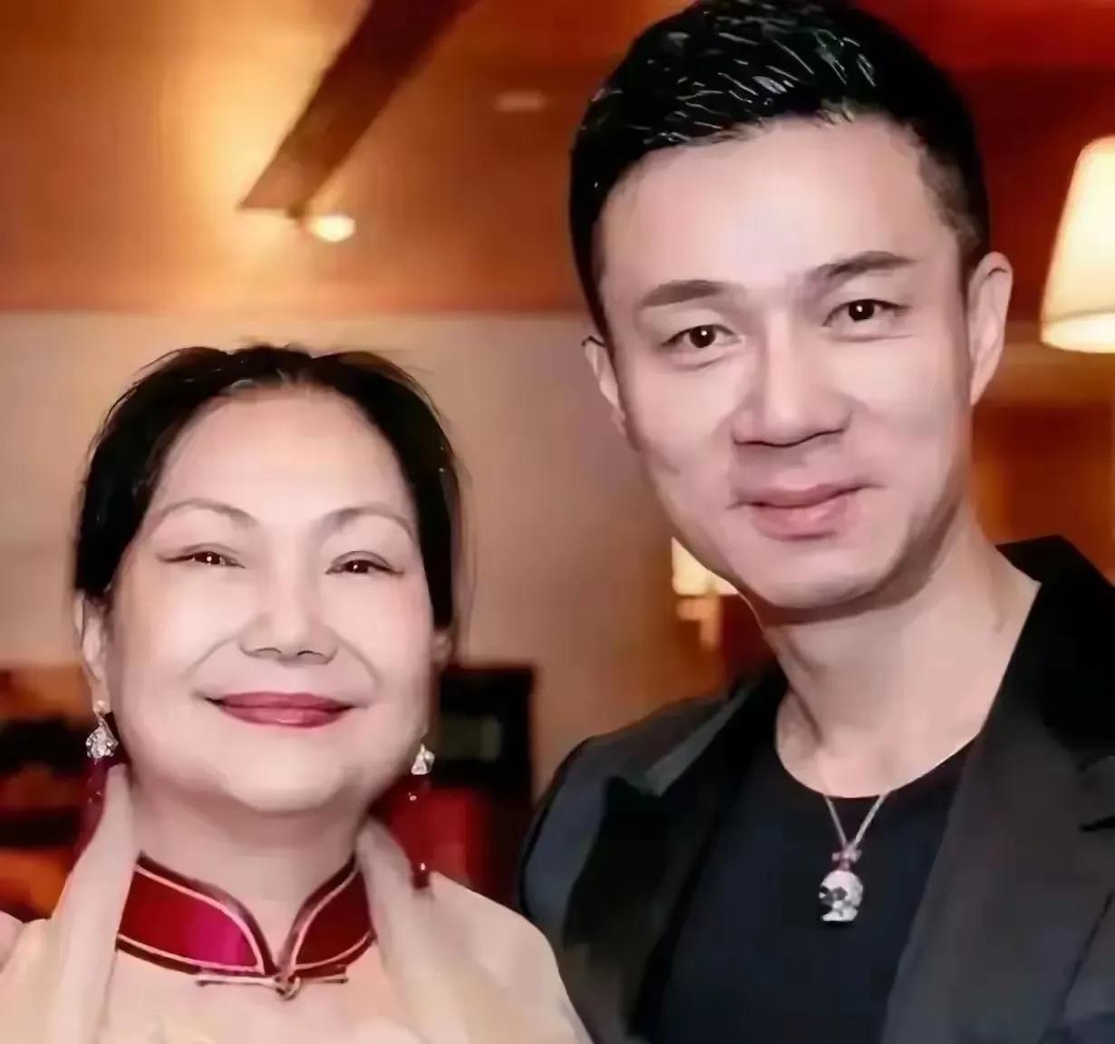从S妈黄春梅和三个女婿合影可以看出，她是不喜欢许拳王的！
虽然和许拳王合影也是笑