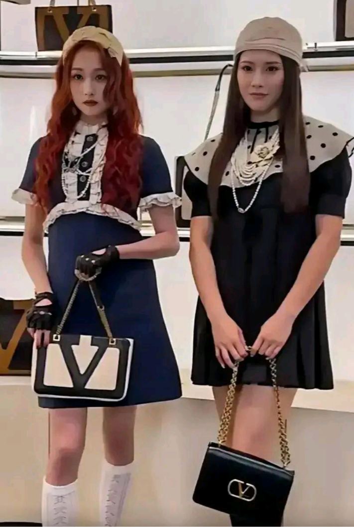 吴艳妮关晓彤同框出席活动，两人的年龄都是27岁，可穿搭风格截然不同。关晓彤是青春