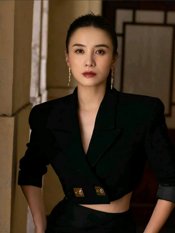 演员，宋佳说，我刚出道的时候和前辈宋佳重名了。好多人都劝我改名字，这样更容易混出