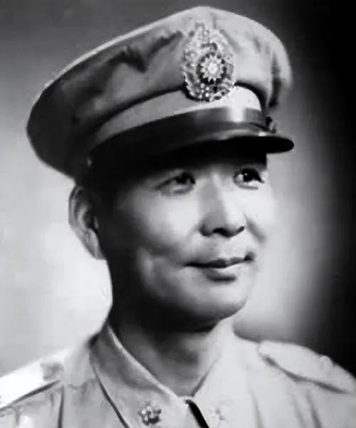 1948年12月15日，胡琏给黄维挑了一辆新坦克，自己乘坐带有路线图的旧坦克，在