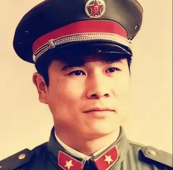 1979年，黄招强在护送伤员撤退的时候，意外发现队伍中竟然多了几张陌生的面孔，于