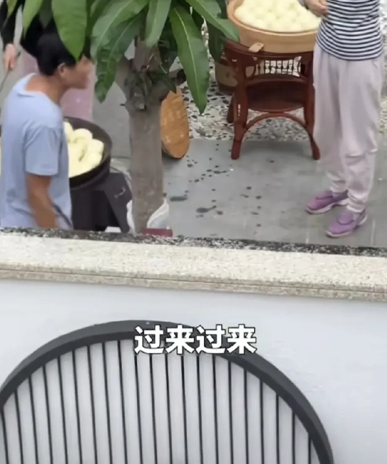 笑不活。海南一男子和儿子在自家阳台看到，来自山东的邻居正在蒸包子，这一笼一笼的大