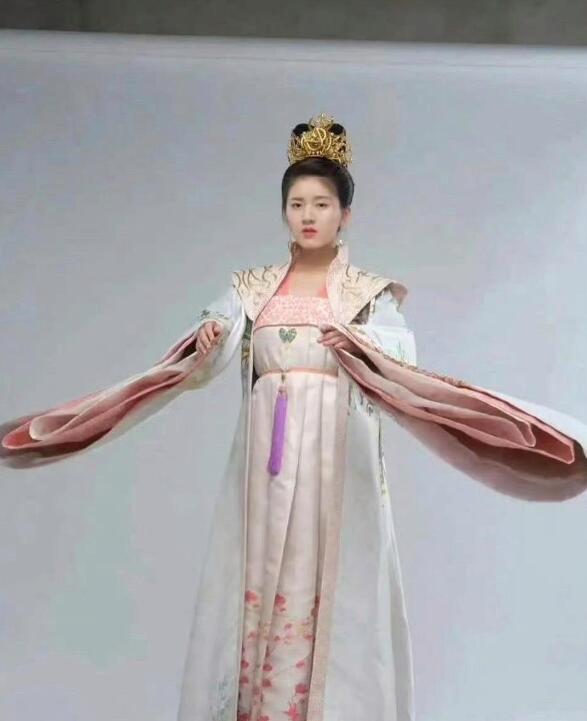 赵露思这是什么剧的定妆照，也太夸张了吧

赵露思曝光的一组定妆照在网络上掀起了不