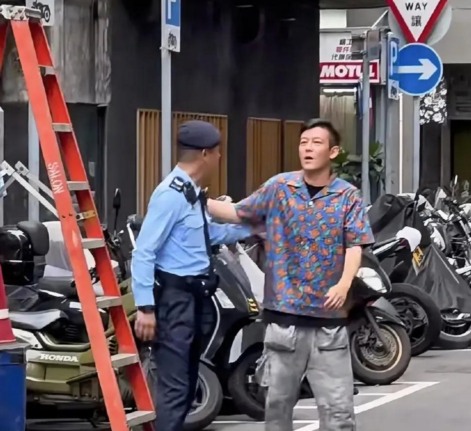 陈小春近日在香港街头拍摄警匪片时，被一身休闲又酷炫打扮的陈冠希溜达路过偶然碰见，