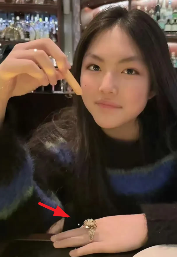 王诗龄这大钻戒太显眼了，富婆打扮越来越像李湘了！