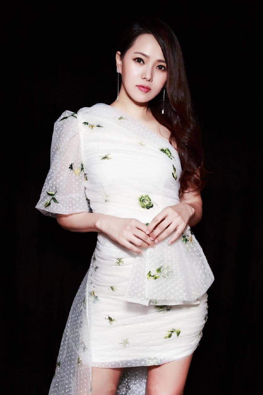 伊能静揭秘：不拍戏背后的智慧与人生选择