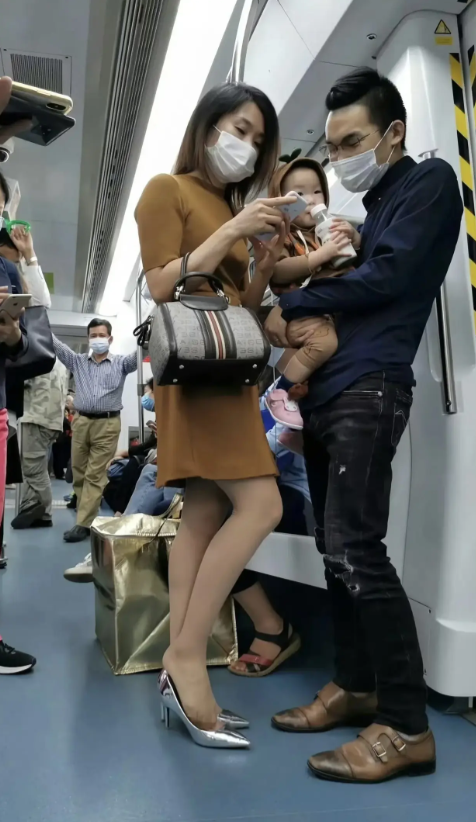 孩子都有了，还在公共场合随便脱鞋，这样真的合适么？


