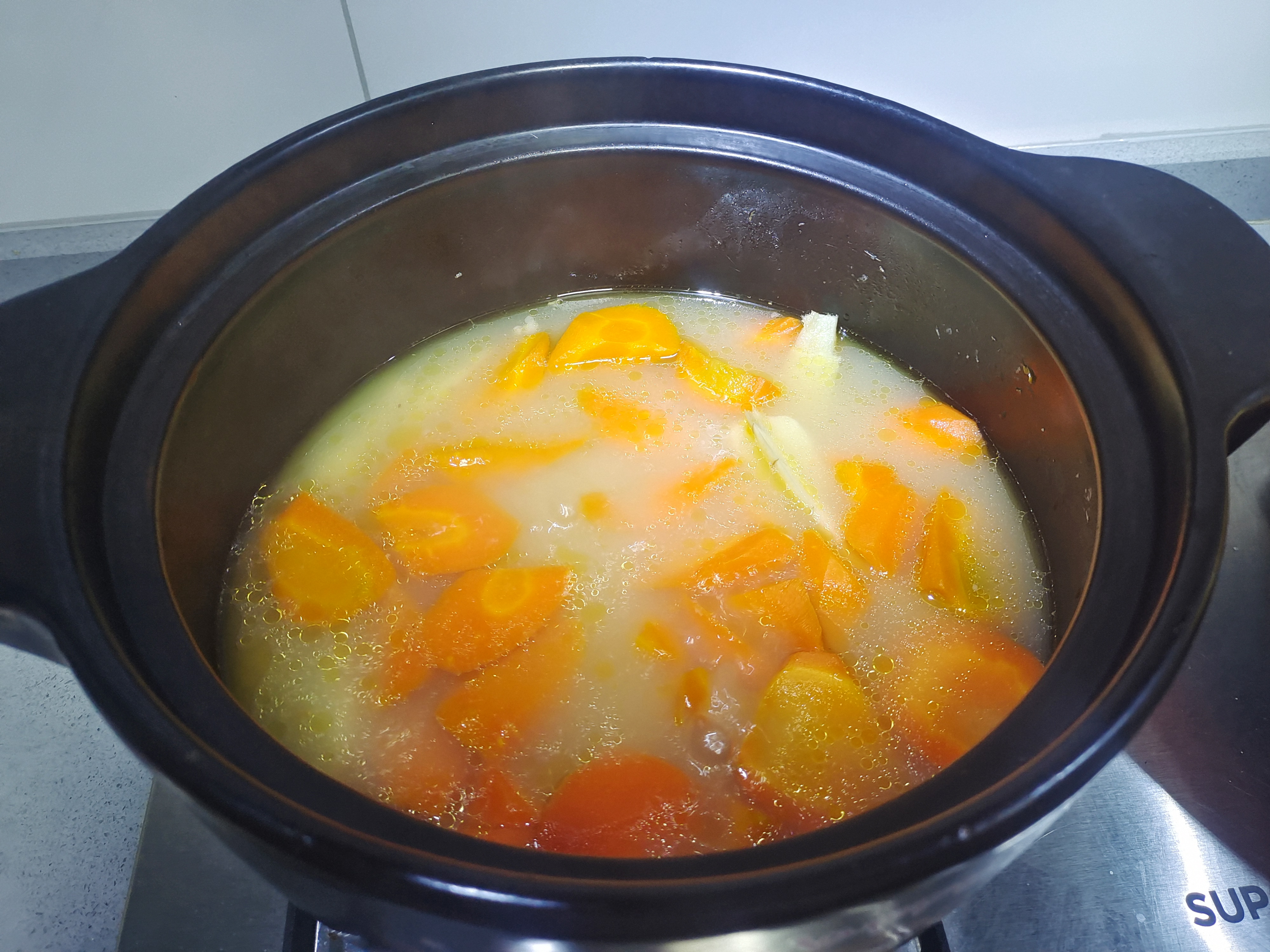 今晚煲排骨胡萝卜汤，清甜好喝