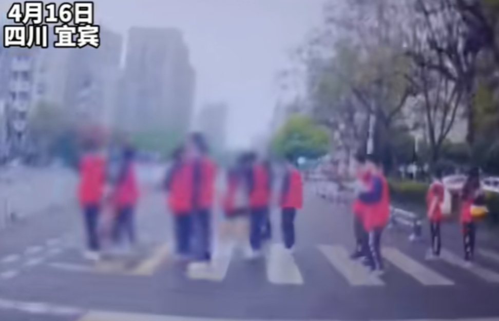 太可怕了，据法治进行时发布消息称：4月16日四川宜宾某地，一车辆斑马线不仅没减速