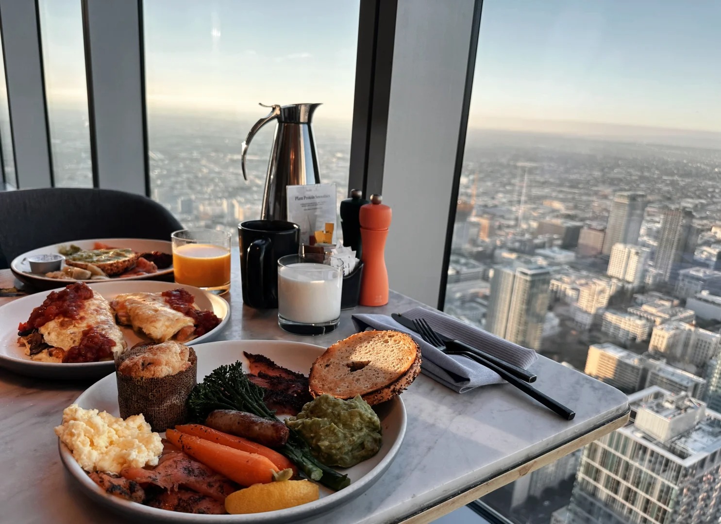 52层，听了一夜枪响
吃好上路，被恐吓的downtown
洲际早餐8.2，日出时