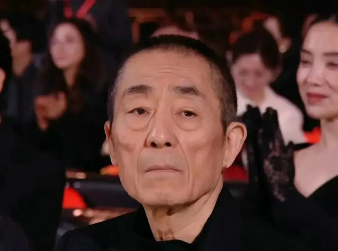 瞧把张艺谋困的，
都75岁了，还要和年轻人一样在不舒服的位置上坐四五个小时，
摄