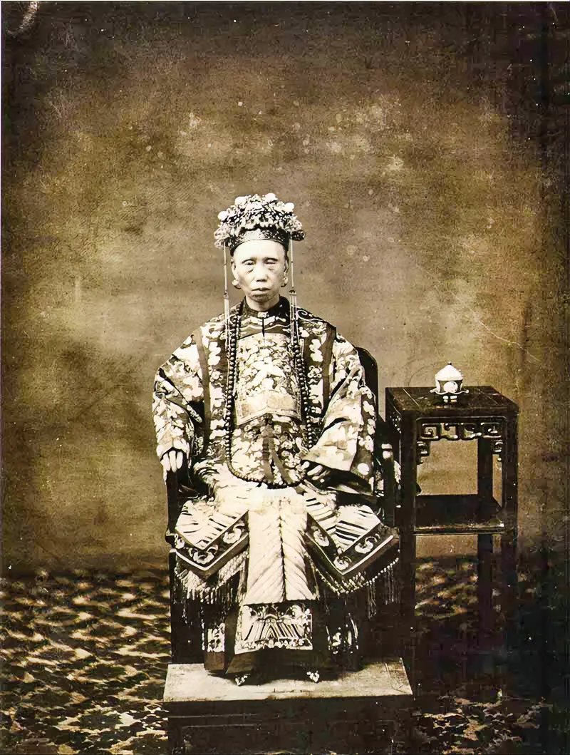 1861年，美国摄影师弥尔顿·米勒在广州给1位官妇人拍摄了一张照片，叫《“鞑靼”