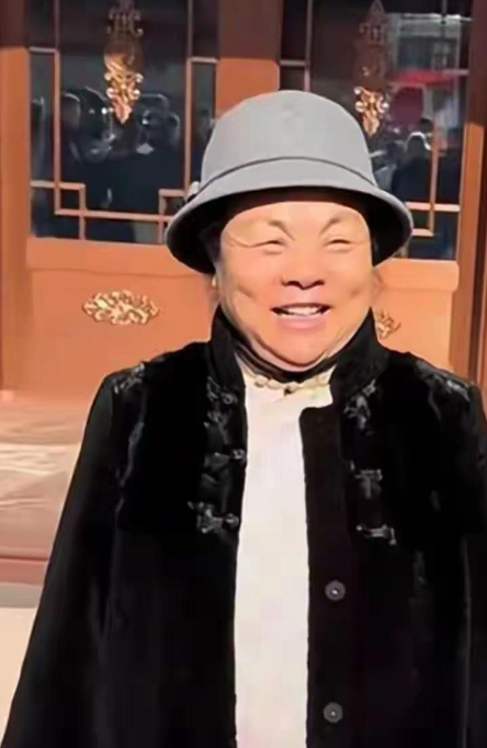 这是刘强东妈妈前后照片，看到了这巨大的变化了吧。

刘强东母亲前后照片的巨大变化