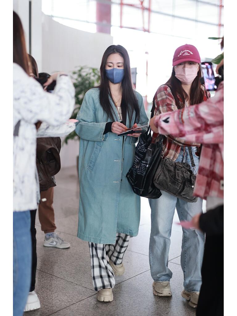 张碧晨休闲随性又自在