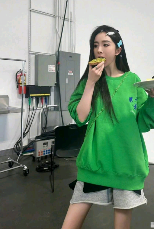 杨幂的新照片曝光了，女明星们真瘦啊！感觉她的腿细得跟咱普通人胳膊差不多