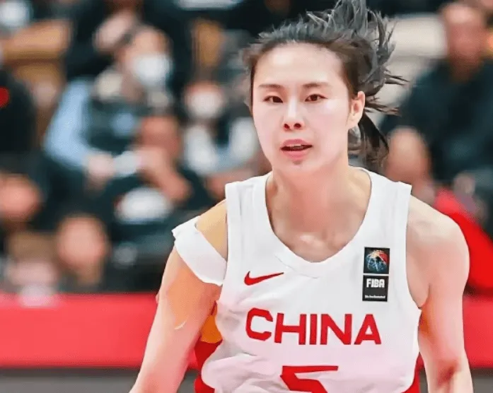 中国女篮三分11中0，杨舒予3中3

在上半场的比赛中，中国女篮33比39落后澳
