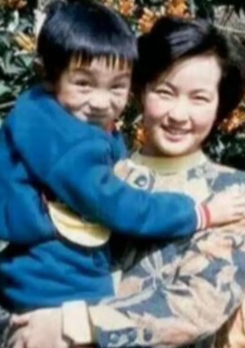 年轻的刘晓庆抱着亲外甥，咋看都像个好母亲，刘晓庆没化妆素颜，正值青春年华，真好看