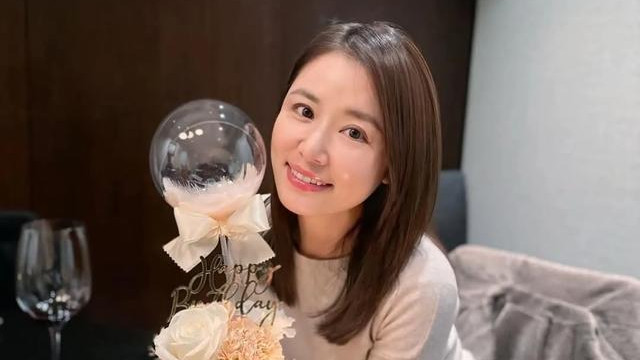 林心如晒4字头最后一个生日，邱泽许玮甯夫妇齐到场，微醺太美！