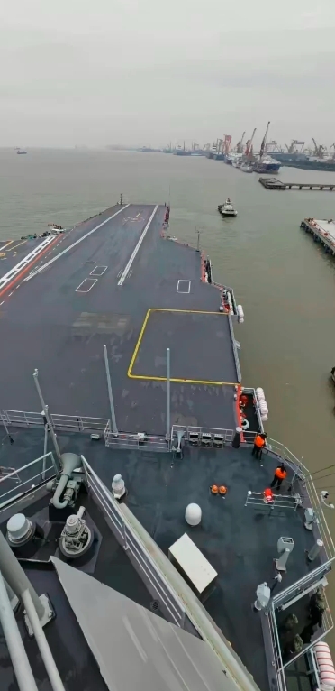 很显然，他们想把福建号也拍成小渔船
5月1号中国第3艘航空母舰福建号正式开始了海