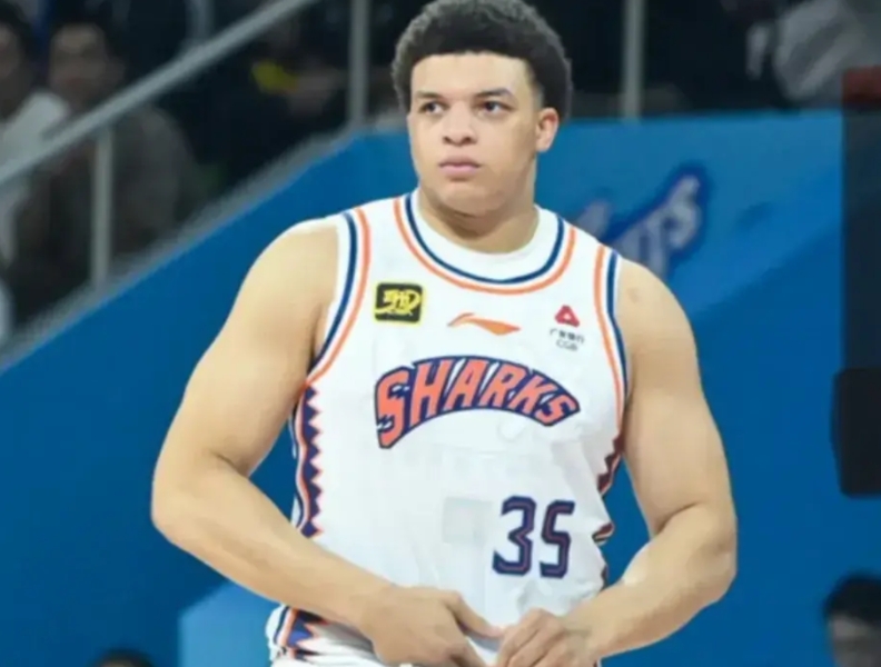 目前CBA没有谁能对位他

身高1.98米，275斤体重，两米臂长。来到CBA打