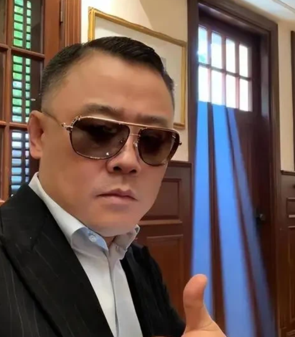 周立波巅峰时期，一年收入六千多万，每天吃饭必有离三只海参一碗燕窝。抽烟都抽的是两