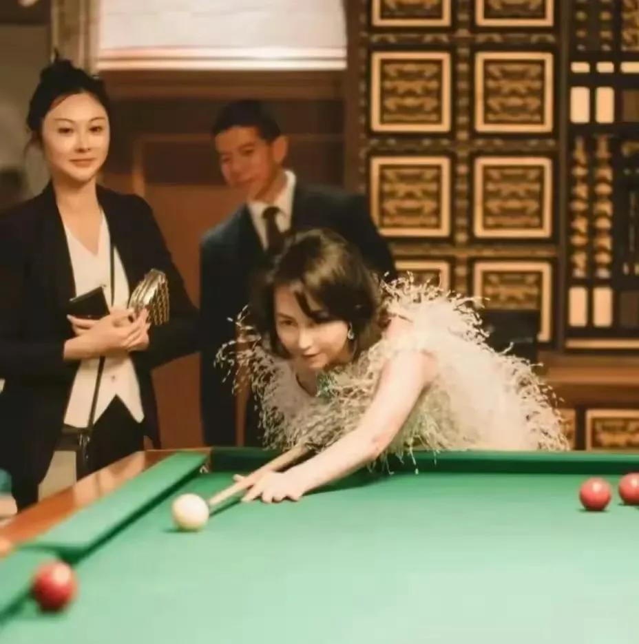 何超琼参加晚宴美出天际，一身洁白羽毛衣名媛气质满满，当天晚上心情大好，还热情献唱