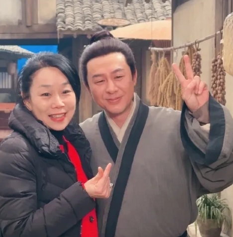 张馨予发文称自己母亲打着来剧组探班自己的旗号，实际上是冲着张颂文去的，

想见张