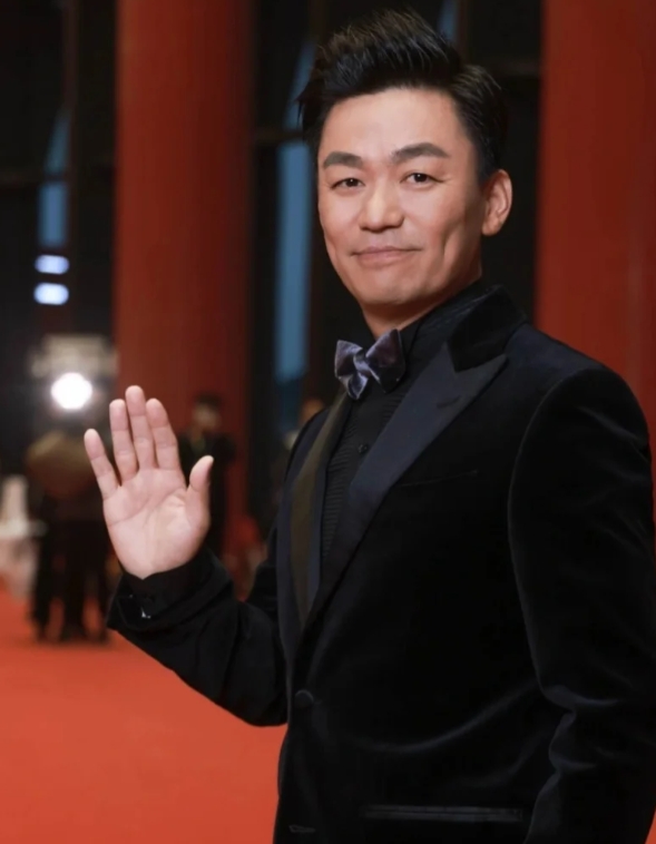 王宝强：从影坛硬汉到幕后巨匠