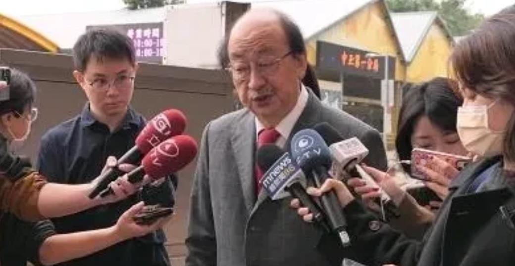 民进党团总召柯建铭今天下午在民进党中常会受访时嚣张叫嚣称，大罢免是民意所趋。民进