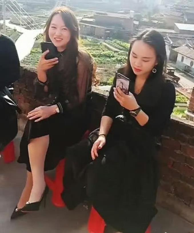 农村，回家过年探亲的女子。发小聚到一起，互诉衷肠，才发现很多已离婚了！异地离婚率