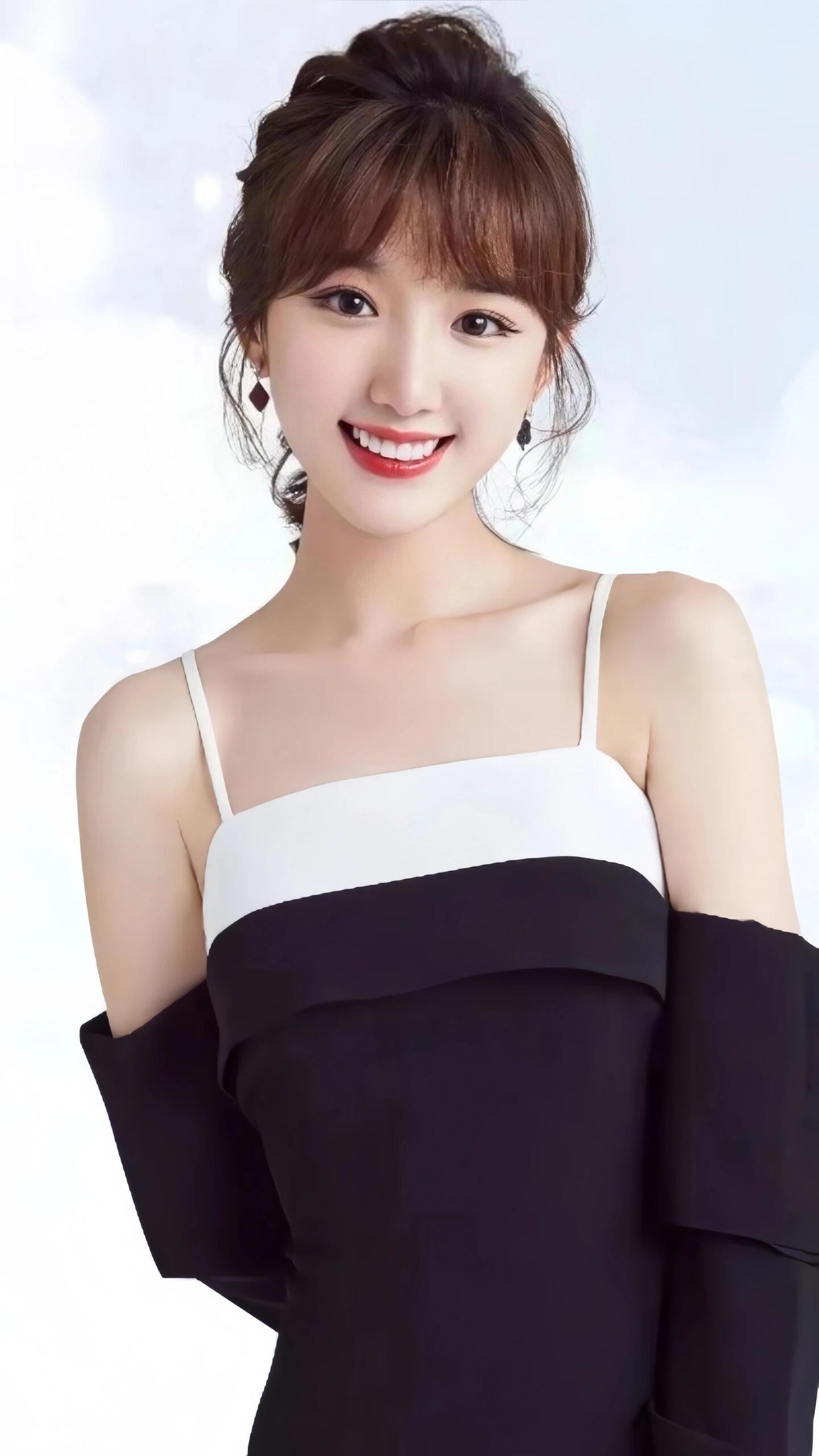 毛晓彤白色露肩裙尽显优雅温婉