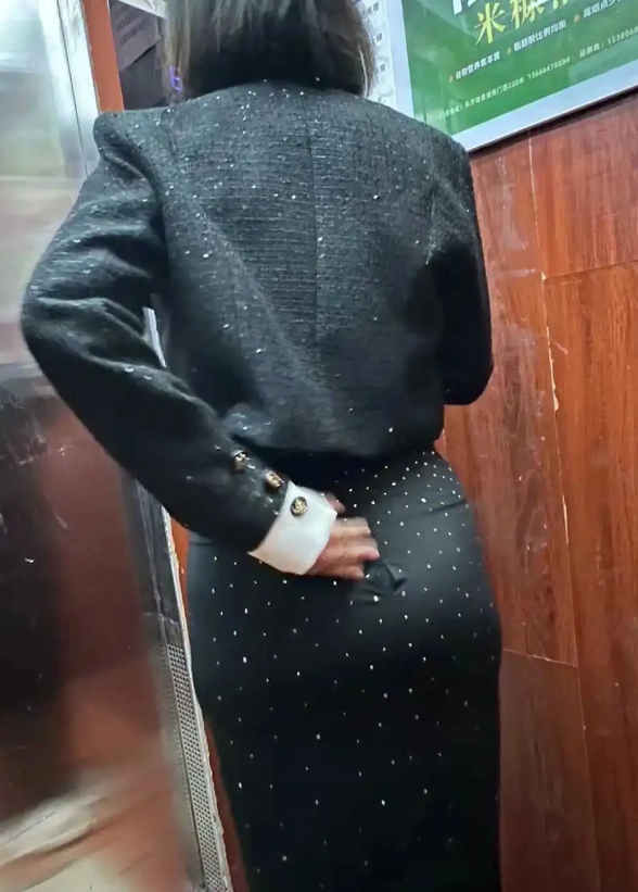 她这会应该很尴尬的吧？