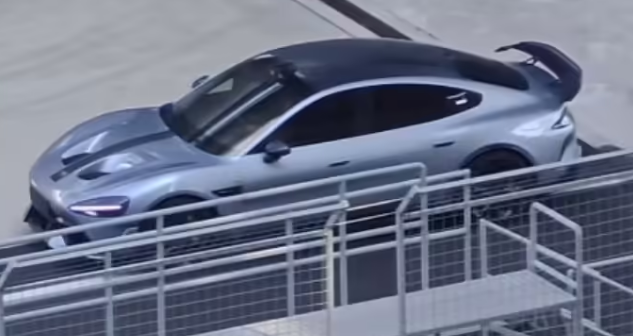 小米 SU7 Ultra 汽车银色版曝光