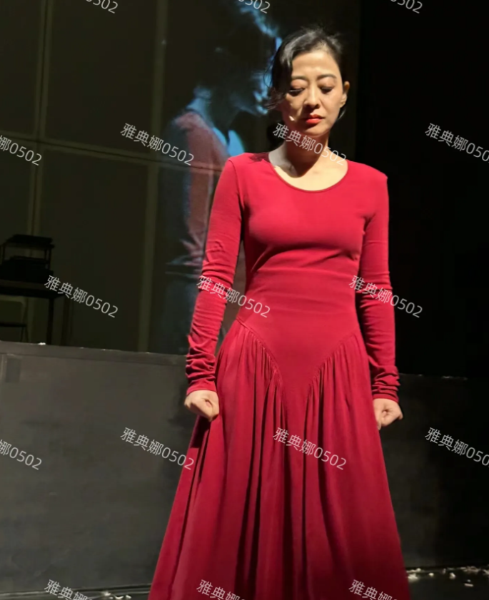 梅婷本人气质很好，演技也很有爆发力，就是长得不年轻，头发稀疏，黑眼圈和眼袋很严重