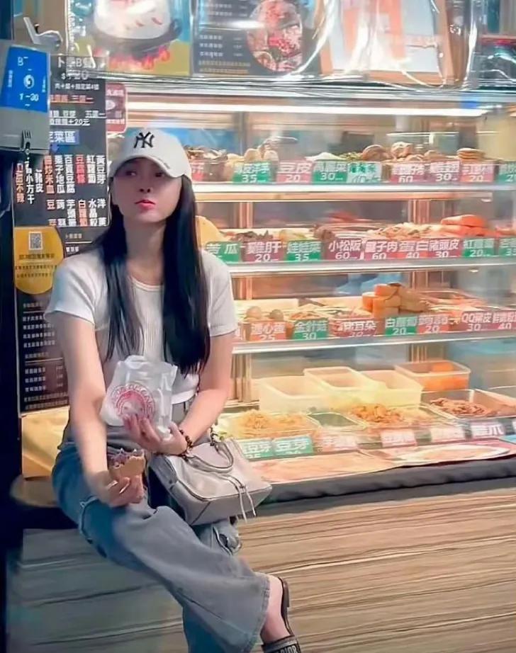 伊能静带着女儿一起在台北逛街，一眨眼的时间小米粒就这么高了，身高已经到妈妈肩膀那